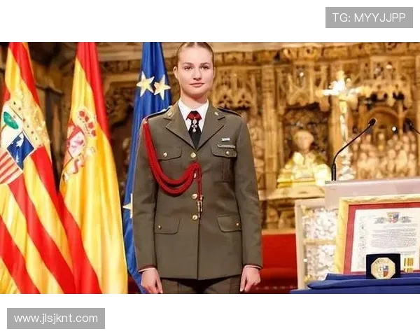 戴红帽子的足球球星英姿飒爽 展现独特魅力与风采 戴红帽子的足球球星英姿飒爽 展现独特魅力与风采